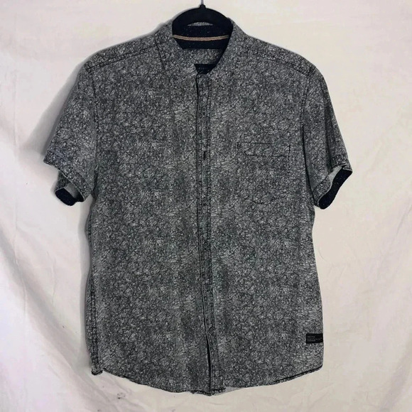 Missing a button but if you can sew, there is an extra button inside the shirt. - Picture 1 of 5